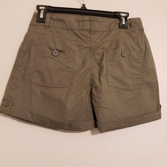 IN Extenso solid cuffed shorts Size 6 NWT - Picture 2 of 8
